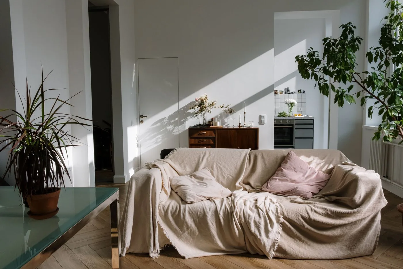 Voorbeeldinterieur met lichte muren, een bank en houten vloer