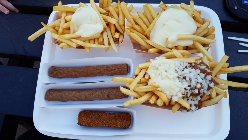 Echte foto van een dienblad met friet, frikandellen en een kroket